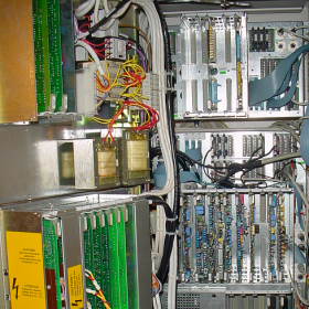 Désempourssièrement d’une armoire électrique 280x280 Décontamination matériels électroniques / Electriques